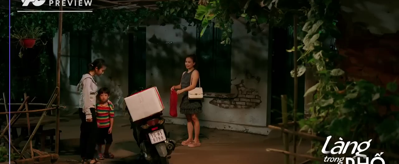 Làng trong phố - Tập 11: Hoài thẳng tay trị "chị Lệ trà xanh" Làng trong phố - Tập 11: Hoài thẳng tay trị "chị Lệ trà xanh"