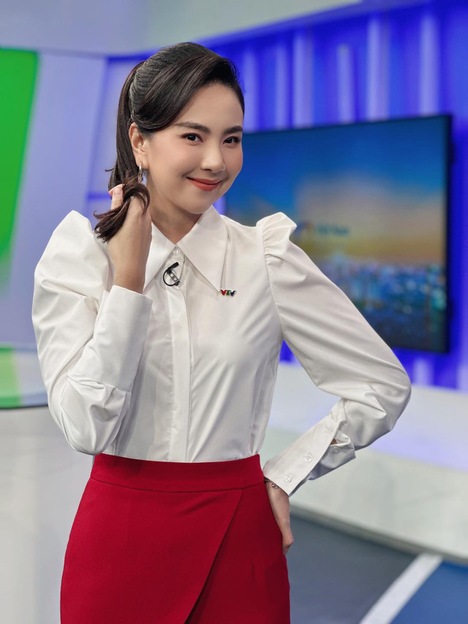 MC Mai Ngọc biến hóa với áo sơmi trắng khi lên hình