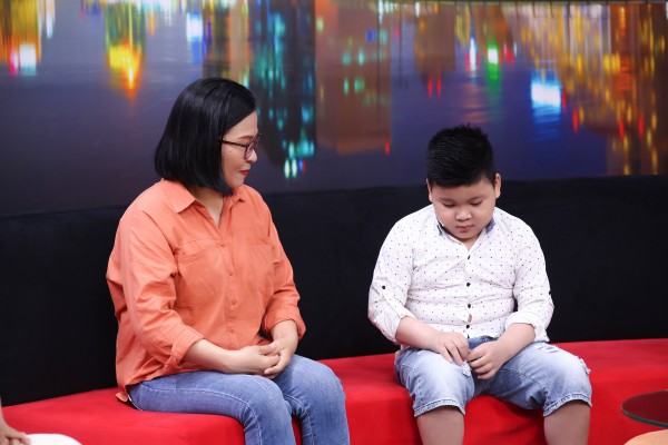 MC Ốc Thanh Vân khâm phục cậu bé 7 tuổi kiên cường chiến đấu với khối u mô bào