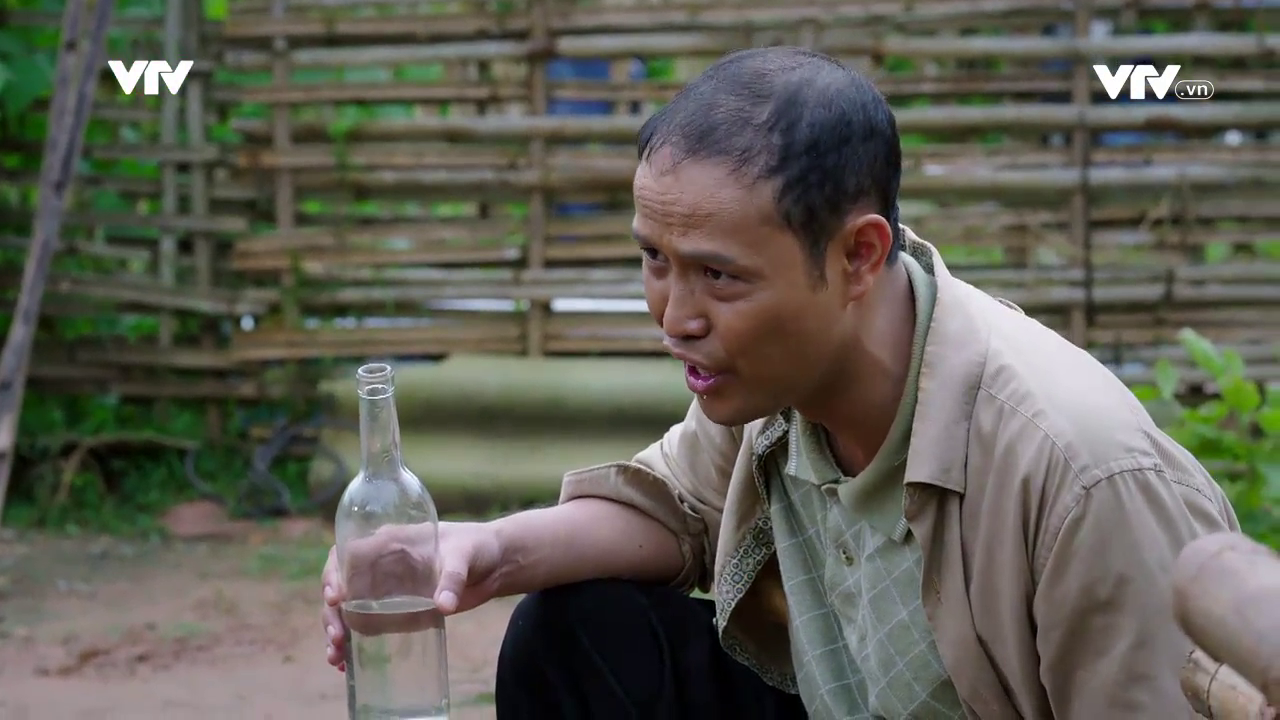 Thái Sơn say rượu "độc lạ" tâm sự với trâu trong Cuộc chiến không giới tuyến