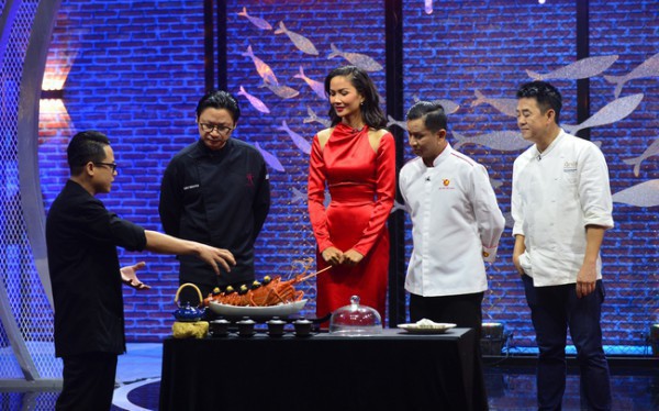 Top Chef Việt Nam 2023 – Tập 3: Thử thách nấu món phở ăn không dùng đũa, 2 đầu bếp gói dao ra về
