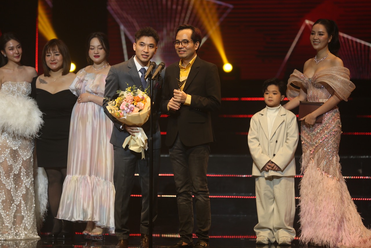 VTV Awards 2023: Phim truyền hình ấn tượng gọi tên “Gia đình mình vui bất thình lình”