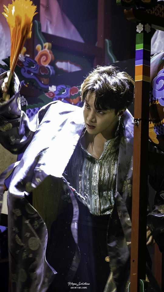 BTS bien le trao giai thanh dem nhac rieng voi san khau hoanh trang hinh anh 13 