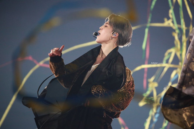 BTS bien le trao giai thanh dem nhac rieng voi san khau hoanh trang hinh anh 4 