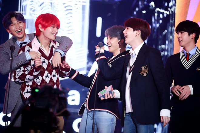 BTS bien le trao giai thanh dem nhac rieng voi san khau hoanh trang hinh anh 6 