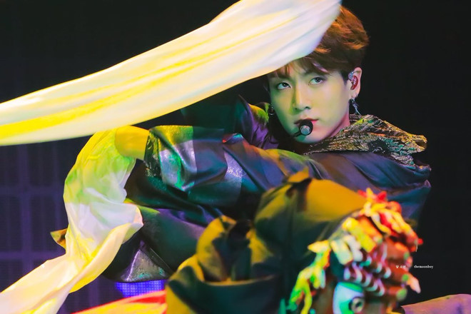 BTS bien le trao giai thanh dem nhac rieng voi san khau hoanh trang hinh anh 9 