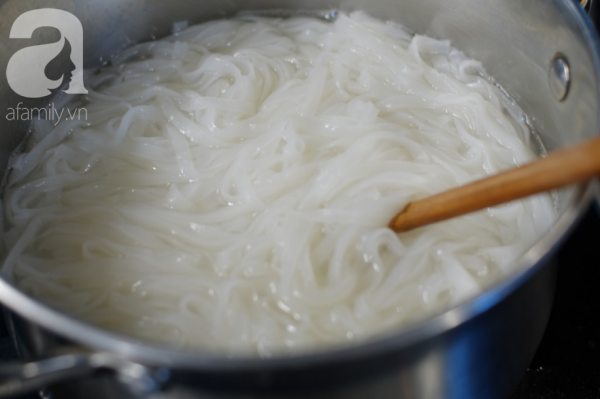 Món phở gà nấu theo cách này đã khiến mẹ chồng tôi cũng phải "tâm phục khẩu phục" vì quá ngon! Món phở gà nấu theo cách này đã khiến mẹ chồng tôi cũng phải "tâm phục khẩu phục" vì quá ngon!