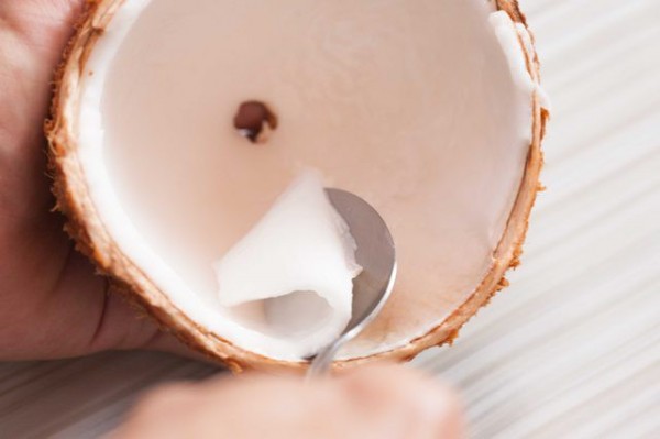 Mùa hè uống nước dừa là tuyệt hảo nhưng bổ dừa thế nào thì các mẹ học lỏm ngay mẹo “dễ như ăn kẹo” sau