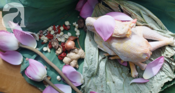 Năm nào cũng vậy hễ đến mùa hè là mẹ tôi làm món gà hấp này, ăn gà khắp nơi không đâu ngon bằng! Năm nào cũng vậy hễ đến mùa hè là mẹ tôi làm món gà hấp này, ăn gà khắp nơi không đâu ngon bằng!