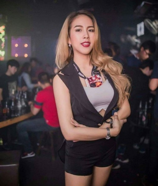 Bà bầu bị sảy thai, chết não khi đi massage chân, hình ảnh bé trai ở bên giường bệnh không rời mẹ khiến ai cũng rơi nước mắt Bà bầu bị sảy thai, chết não khi đi massage chân, hình ảnh bé trai ở bên giường bệnh không rời mẹ khiến ai cũng rơi nước mắt