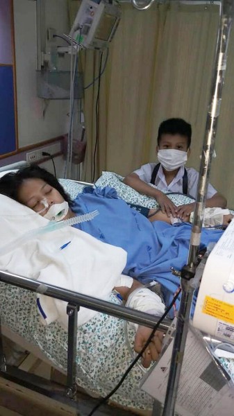 Bà bầu bị sảy thai, chết não khi đi massage chân, hình ảnh bé trai ở bên giường bệnh không rời mẹ khiến ai cũng rơi nước mắt Bà bầu bị sảy thai, chết não khi đi massage chân, hình ảnh bé trai ở bên giường bệnh không rời mẹ khiến ai cũng rơi nước mắt