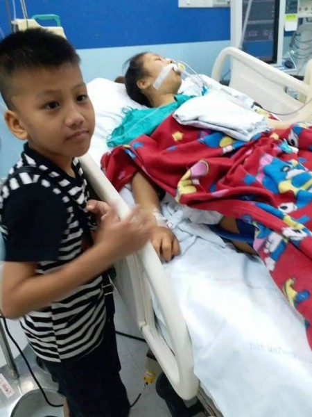 Bà bầu bị sảy thai, chết não khi đi massage chân, hình ảnh bé trai ở bên giường bệnh không rời mẹ khiến ai cũng rơi nước mắt Bà bầu bị sảy thai, chết não khi đi massage chân, hình ảnh bé trai ở bên giường bệnh không rời mẹ khiến ai cũng rơi nước mắt