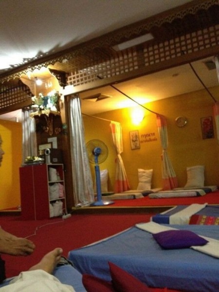 Bà bầu bị sảy thai, chết não khi đi massage chân, hình ảnh bé trai ở bên giường bệnh không rời mẹ khiến ai cũng rơi nước mắt Bà bầu bị sảy thai, chết não khi đi massage chân, hình ảnh bé trai ở bên giường bệnh không rời mẹ khiến ai cũng rơi nước mắt