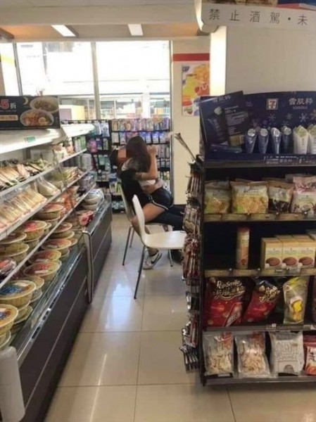 Ban ngày giữa cửa hàng tiện lợi, cặp đôi trẻ vô tư ôm hôn trong tư thế phản cảm khiến ai nhìn vào cũng đỏ mặt Ban ngày giữa cửa hàng tiện lợi, cặp đôi trẻ vô tư ôm hôn trong tư thế phản cảm khiến ai nhìn vào cũng đỏ mặt