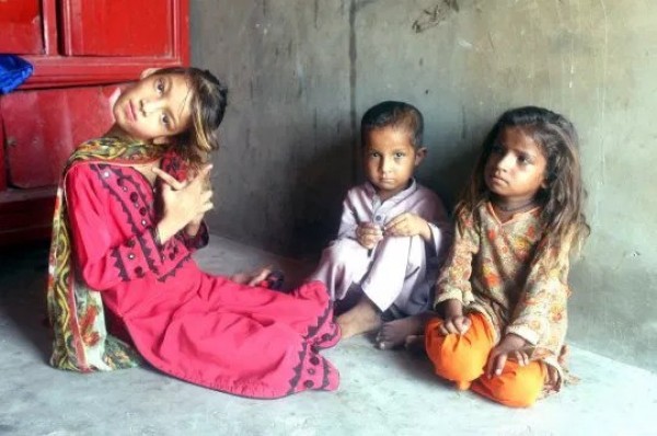 Bị té ngã hồi 8 tuổi, bé gái mắc hội chứng kỳ lạ ở cổ làm đầu nghiêng 90 độ, chờ đợi 2 năm vẫn chưa được phẫu thuật Bị té ngã hồi 8 tuổi, bé gái mắc hội chứng kỳ lạ ở cổ làm đầu nghiêng 90 độ, chờ đợi 2 năm vẫn chưa được phẫu thuật