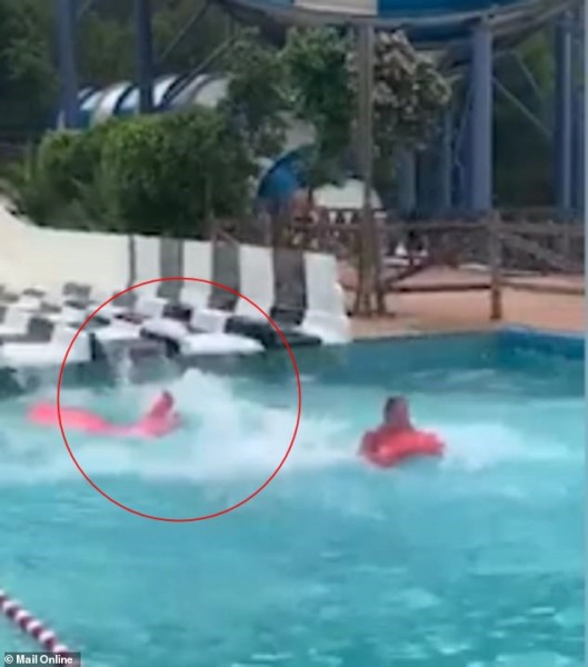 Chỉ vì trò chơi quen thuộc ở công viên nước, chàng trai trẻ gặp tai nạn gãy cổ và cột sống, đối mặt với nguy cơ bị liệt suốt đời Chỉ vì trò chơi quen thuộc ở công viên nước, chàng trai trẻ gặp tai nạn gãy cổ và cột sống, đối mặt với nguy cơ bị liệt suốt đời