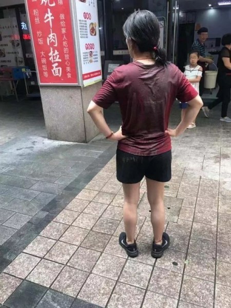 Đang yên đang lành cô gái hứng trọn xô nước bẩn dội từ trên cao, gội đầu 7-8 lần không hết mùi khiến mọi người quan ngại về ý thức công cộng Đang yên đang lành cô gái hứng trọn xô nước bẩn dội từ trên cao, gội đầu 7-8 lần không hết mùi khiến mọi người quan ngại về ý thức công cộng