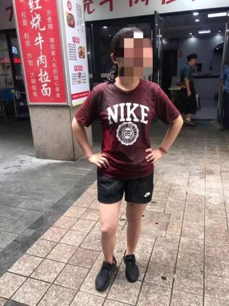 Đang yên đang lành cô gái hứng trọn xô nước bẩn dội từ trên cao, gội đầu 7-8 lần không hết mùi khiến mọi người quan ngại về ý thức công cộng Đang yên đang lành cô gái hứng trọn xô nước bẩn dội từ trên cao, gội đầu 7-8 lần không hết mùi khiến mọi người quan ngại về ý thức công cộng