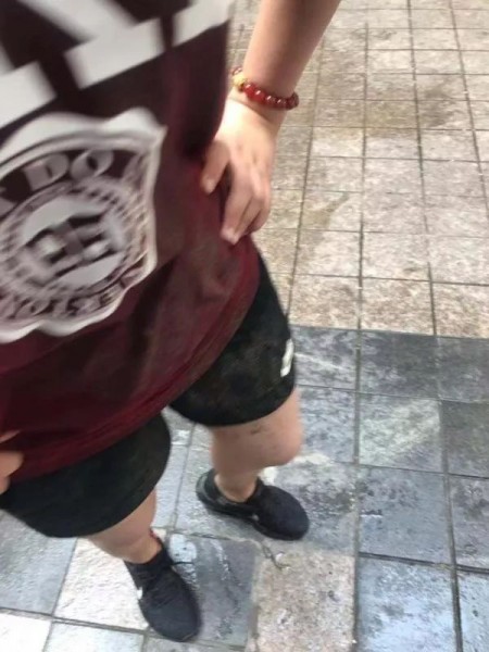 Đang yên đang lành cô gái hứng trọn xô nước bẩn dội từ trên cao, gội đầu 7-8 lần không hết mùi khiến mọi người quan ngại về ý thức công cộng Đang yên đang lành cô gái hứng trọn xô nước bẩn dội từ trên cao, gội đầu 7-8 lần không hết mùi khiến mọi người quan ngại về ý thức công cộng