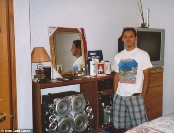 Dọn dẹp tủ đông, nhân viên siêu thị hoảng hốt phát hiện xác người chết, hé lộ chân tướng vụ chàng trai mất tích không dấu vết từ 10 năm trước Dọn dẹp tủ đông, nhân viên siêu thị hoảng hốt phát hiện xác người chết, hé lộ chân tướng vụ chàng trai mất tích không dấu vết từ 10 năm trước