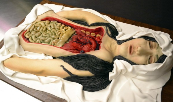 Đột nhập căn bếp của thợ làm bánh kinh dị nhất nước Anh: Từ hộp sọ cho đến xác giải phẫu, đầu trẻ sơ sinh... đều có đủ