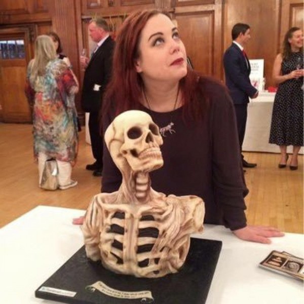 Đột nhập căn bếp của thợ làm bánh kinh dị nhất nước Anh: Từ hộp sọ cho đến xác giải phẫu, đầu trẻ sơ sinh... đều có đủ