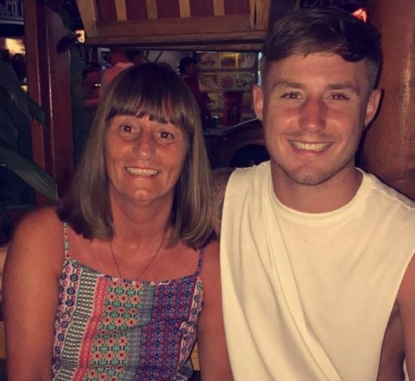 Đưa con đi chơi ở công viên nước, bà mẹ bị lột sạch quần áo, suýt liệt toàn thân vì tai nạn bất ngờ nhưng ai cũng nên cảnh giác Đưa con đi chơi ở công viên nước, bà mẹ bị lột sạch quần áo, suýt liệt toàn thân vì tai nạn bất ngờ nhưng ai cũng nên cảnh giác