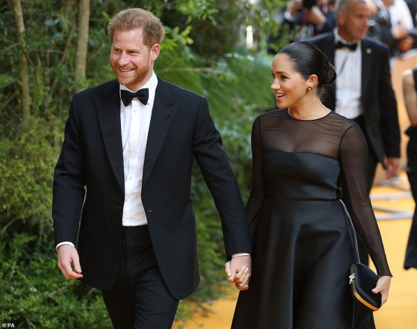 Đừng chê bai Meghan Markle vì thân hình quá khổ, tất cả đều có lý do của nó và các bà mẹ bỉm sữa gọi cô là "nữ anh hùng" Đừng chê bai Meghan Markle vì thân hình quá khổ, tất cả đều có lý do của nó và các bà mẹ bỉm sữa gọi cô là "nữ anh hùng"