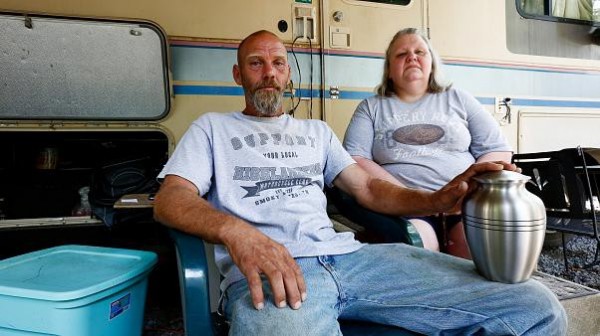 Góc khuất rùng rợn sau dịch vụ "hỏa táng miễn phí": Bố mẹ lặng người khi biết thi thể con bị chia thành nhiều phần bán giá rẻ mạt trên mạng Góc khuất rùng rợn sau dịch vụ "hỏa táng miễn phí": Bố mẹ lặng người khi biết thi thể con bị chia thành nhiều phần bán giá rẻ mạt trên mạng