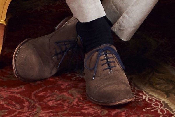 Hoàng tử Harry trở thành tâm điểm chỉ trích vì 1 đôi giày, Meghan Markle lại bị cộng đồng mạng réo tên là người vợ ích kỷ chỉ nghĩ cho mình