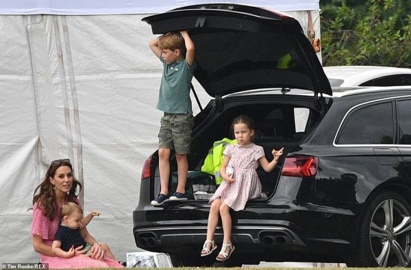 Hoàng tử Louis "đánh bật" con trai nhà Meghan, trở thành nhân vật HOT nhất trong sự kiện với một loạt biểu cảm khiến người hâm mộ phát cuồng