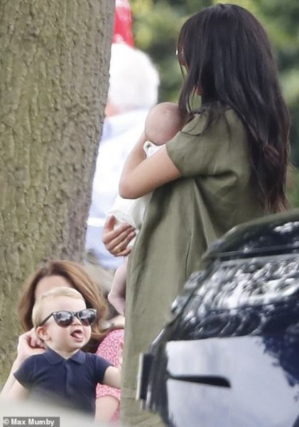 Hoàng tử Louis "đánh bật" con trai nhà Meghan, trở thành nhân vật HOT nhất trong sự kiện với một loạt biểu cảm khiến người hâm mộ phát cuồng