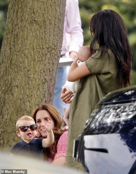 Hoàng tử Louis "đánh bật" con trai nhà Meghan, trở thành nhân vật HOT nhất trong sự kiện với một loạt biểu cảm khiến người hâm mộ phát cuồng