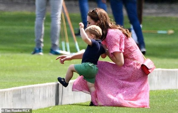 Hoàng tử Louis "đánh bật" con trai nhà Meghan, trở thành nhân vật HOT nhất trong sự kiện với một loạt biểu cảm khiến người hâm mộ phát cuồng