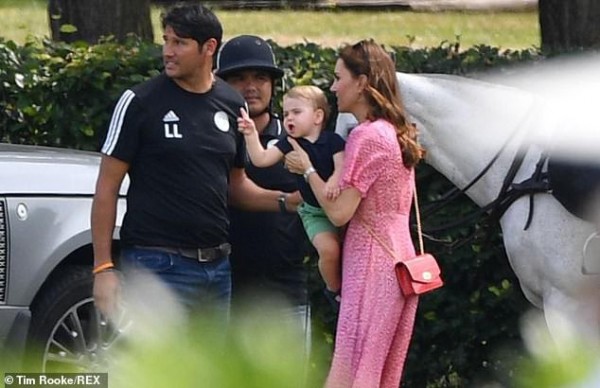 Hoàng tử Louis "đánh bật" con trai nhà Meghan, trở thành nhân vật HOT nhất trong sự kiện với một loạt biểu cảm khiến người hâm mộ phát cuồng