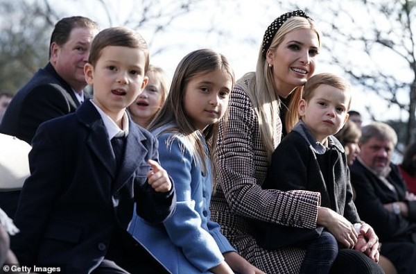 Ivanka Trump hào hứng khoe ảnh gia đình có thêm “thành viên” mới, bất ngờ bị dư luận “dội gáo nước lạnh”, chỉ trích vì lý do không ngờ Ivanka Trump hào hứng khoe ảnh gia đình có thêm “thành viên” mới, bất ngờ bị dư luận “dội gáo nước lạnh”, chỉ trích vì lý do không ngờ