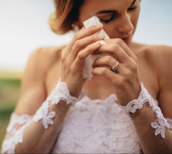 Khách mời muốn đặt ảnh đứa bé chết non của mình lên bàn tưởng niệm vào ngày cưới của cô dâu chú rể khiến dân mạng tranh cãi dữ dội