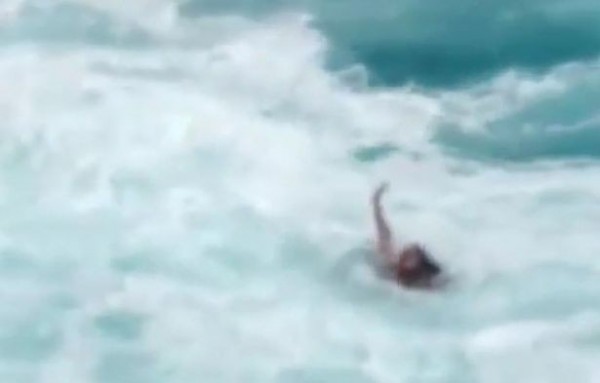 Khoảnh khắc thót tim: Bất chấp cảnh báo, cặp đôi vô tư chụp ảnh trên vách đá rồi bị sóng đánh "sấp mặt", chới với dưới nước kêu cứu Khoảnh khắc thót tim: Bất chấp cảnh báo, cặp đôi vô tư chụp ảnh trên vách đá rồi bị sóng đánh "sấp mặt", chới với dưới nước kêu cứu