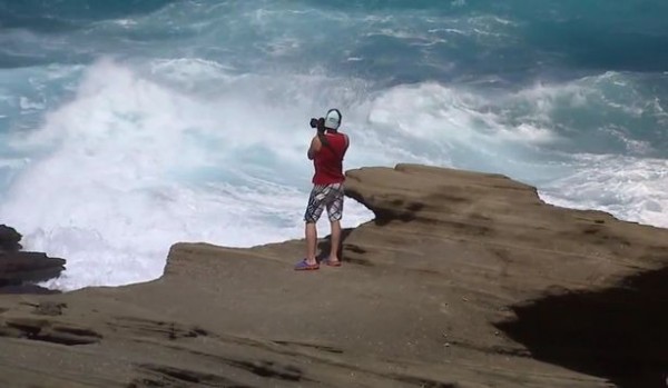 Khoảnh khắc thót tim: Bất chấp cảnh báo, cặp đôi vô tư chụp ảnh trên vách đá rồi bị sóng đánh "sấp mặt", chới với dưới nước kêu cứu Khoảnh khắc thót tim: Bất chấp cảnh báo, cặp đôi vô tư chụp ảnh trên vách đá rồi bị sóng đánh "sấp mặt", chới với dưới nước kêu cứu