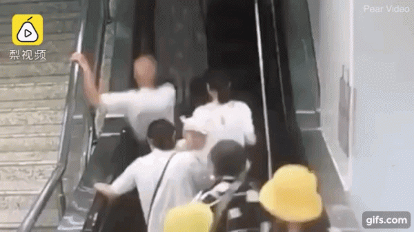 Khoảnh khắc thót tim: Mẹ "làm rơi" con gái 5 tháng tuổi trên thang cuốn đang chạy, cả loạt người ngã nhào theo để đỡ đứa trẻ Khoảnh khắc thót tim: Mẹ "làm rơi" con gái 5 tháng tuổi trên thang cuốn đang chạy, cả loạt người ngã nhào theo để đỡ đứa trẻ