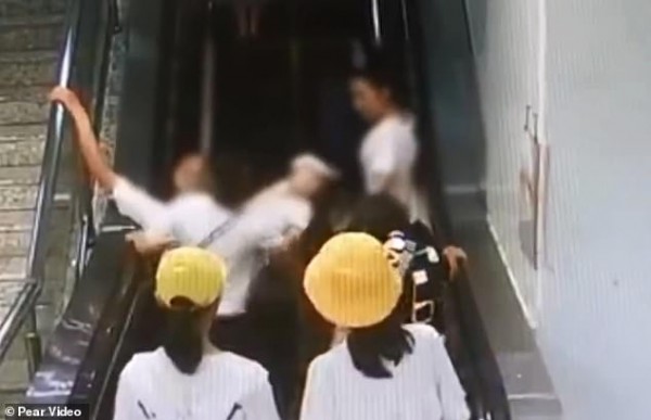 Khoảnh khắc thót tim: Mẹ "làm rơi" con gái 5 tháng tuổi trên thang cuốn đang chạy, cả loạt người ngã nhào theo để đỡ đứa trẻ Khoảnh khắc thót tim: Mẹ "làm rơi" con gái 5 tháng tuổi trên thang cuốn đang chạy, cả loạt người ngã nhào theo để đỡ đứa trẻ