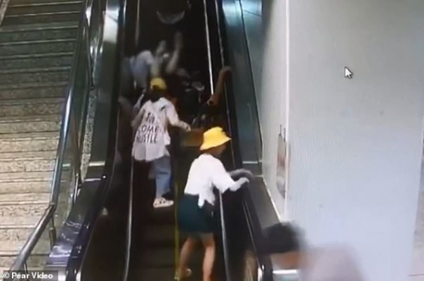 Khoảnh khắc thót tim: Mẹ "làm rơi" con gái 5 tháng tuổi trên thang cuốn đang chạy, cả loạt người ngã nhào theo để đỡ đứa trẻ Khoảnh khắc thót tim: Mẹ "làm rơi" con gái 5 tháng tuổi trên thang cuốn đang chạy, cả loạt người ngã nhào theo để đỡ đứa trẻ