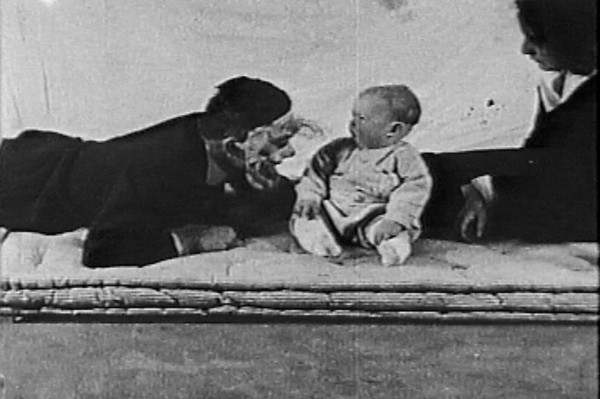 Loạt thí nghiệm tâm lý về tình mẫu tử bị chỉ trích là vô nhân đạo nhưng lại đặt nền tảng cho phương pháp nuôi dạy con của cha mẹ hiện đại Loạt thí nghiệm tâm lý về tình mẫu tử bị chỉ trích là vô nhân đạo nhưng lại đặt nền tảng cho phương pháp nuôi dạy con của cha mẹ hiện đại