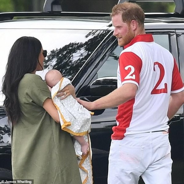 Meghan Markle lần đầu đưa bé Archie xuất hiện công khai nhưng cách nàng dâu hoàng gia bế con khiến ai cũng thương cho đứa trẻ Meghan Markle lần đầu đưa bé Archie xuất hiện công khai nhưng cách nàng dâu hoàng gia bế con khiến ai cũng thương cho đứa trẻ