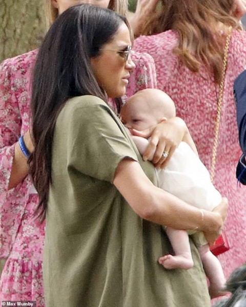 Meghan Markle lần đầu đưa bé Archie xuất hiện công khai nhưng cách nàng dâu hoàng gia bế con khiến ai cũng thương cho đứa trẻ Meghan Markle lần đầu đưa bé Archie xuất hiện công khai nhưng cách nàng dâu hoàng gia bế con khiến ai cũng thương cho đứa trẻ