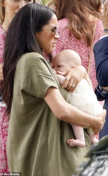 Meghan Markle lần đầu đưa bé Archie xuất hiện công khai nhưng cách nàng dâu hoàng gia bế con khiến ai cũng thương cho đứa trẻ