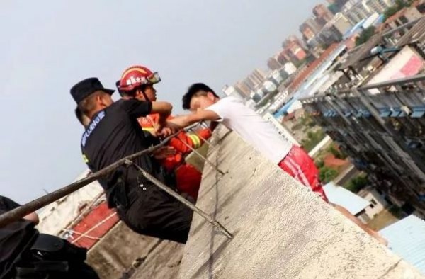 Nam thanh niên 19 tuổi ngồi thất thần trên nóc nhà 7 tầng chuẩn bị nhảy lầu tự tử và nguyên nhân đến từ chính bố mẹ anh Nam thanh niên 19 tuổi ngồi thất thần trên nóc nhà 7 tầng chuẩn bị nhảy lầu tự tử và nguyên nhân đến từ chính bố mẹ anh