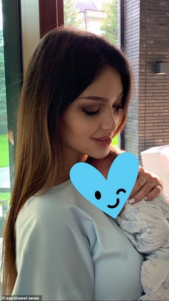 Người đẹp Nga ôm con lộ diện sau thông tin bị cựu vương Malaysia ly hôn, lần đầu tiết lộ nguyên nhân tan vỡ