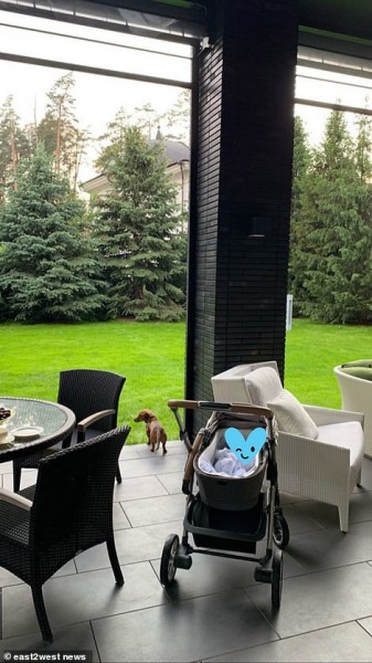 Người đẹp Nga ôm con lộ diện sau thông tin bị cựu vương Malaysia ly hôn, lần đầu tiết lộ nguyên nhân tan vỡ