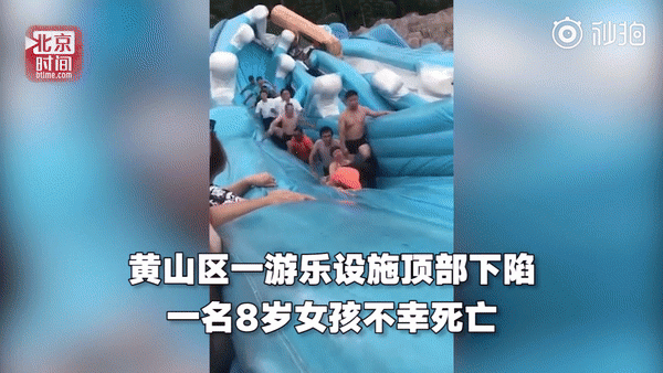 Nhà phao trượt nước bị sụp vì quá tải khiến 1 bé gái 8 tuổi tử vong và nhiều người khác bị thương Nhà phao trượt nước bị sụp vì quá tải khiến 1 bé gái 8 tuổi tử vong và nhiều người khác bị thương